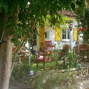  Hébergement de vacances Maison Aux Volets Jaunes France